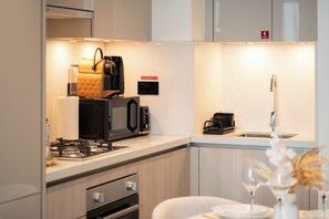 Departamento Deluxe, balcón, vista a la alberca | Cocina privada | Refrigerador, microondas, horno y parrilla de estufa 