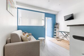 TV, offices - Charming apartment Gambetta - Saint Fargeau II (Paris)