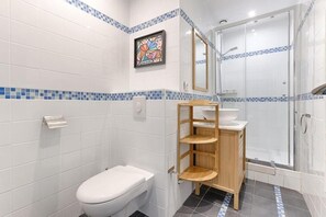 Shower, hair dryer - Charming apartment Gambetta - Saint Fargeau II (Paris)