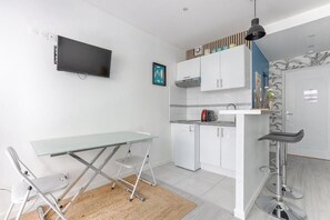 Fridge, microwave, stovetop, coffee/tea maker - Charming apartment Gambetta - Saint Fargeau II (Paris)