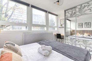 Tabla de planchar con plancha, cuna de viaje, wifi y ropa de cama 