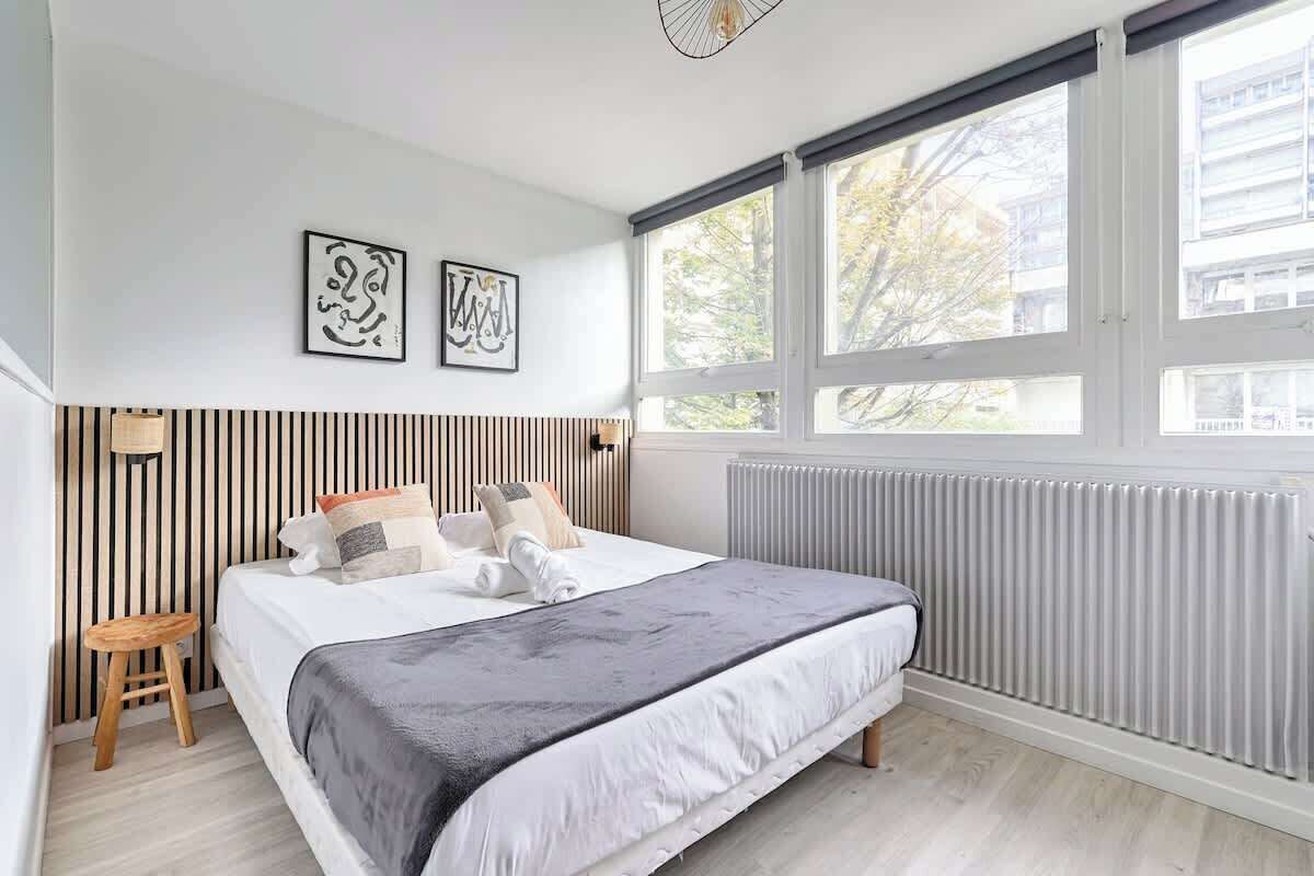 Iron/ironing board, travel crib, WiFi, bed sheets