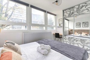 Tabla de planchar con plancha, cuna de viaje, wifi y ropa de cama 
