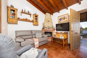 TV, fireplace - Villa Cortijo Porroncico (Nerja)