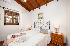 Iron/ironing board, WiFi, bed sheets - Villa Cortijo Porroncico (Nerja)