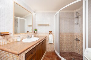 Shower, hair dryer, towels - Villa Cortijo Porroncico (Nerja)
