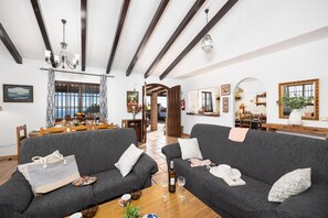 Televisión y chimenea 