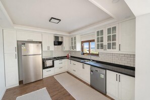 Réfrigérateur, micro-ondes, four, lave-vaisselle