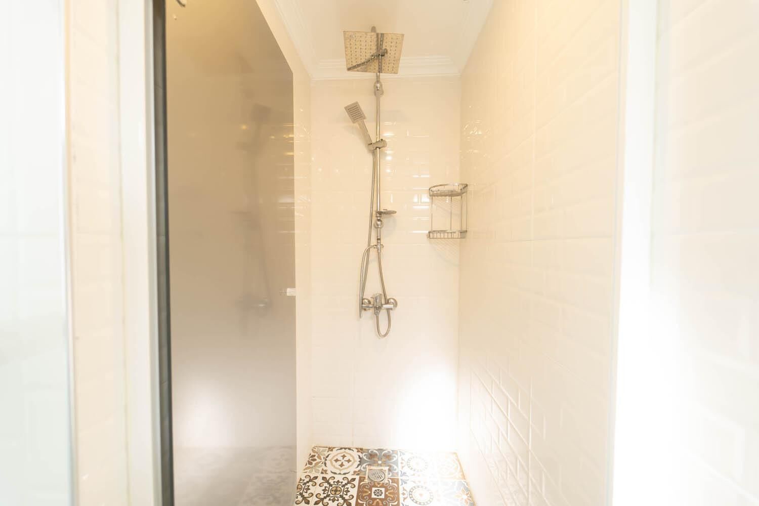 Suihku, hiustenkuivaaja, pyyhkeet