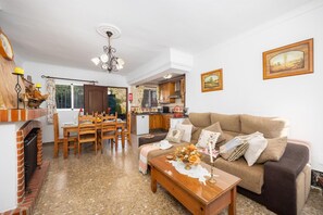 TV, fireplace - Villa Alvarez - Three Bedroom Villa, Sleeps 6 (Almuñécar)