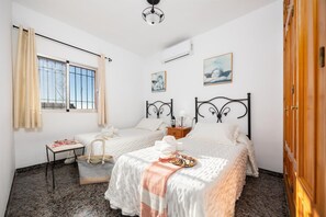 3 bedrooms, iron/ironing board, WiFi, bed sheets - Villa Alvarez - Three Bedroom Villa, Sleeps 6 (Almuñécar)