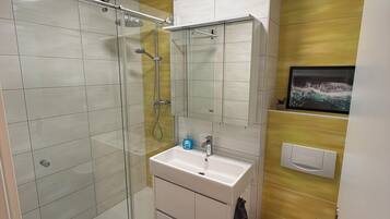 Dusche, Haartrockner, Handtücher