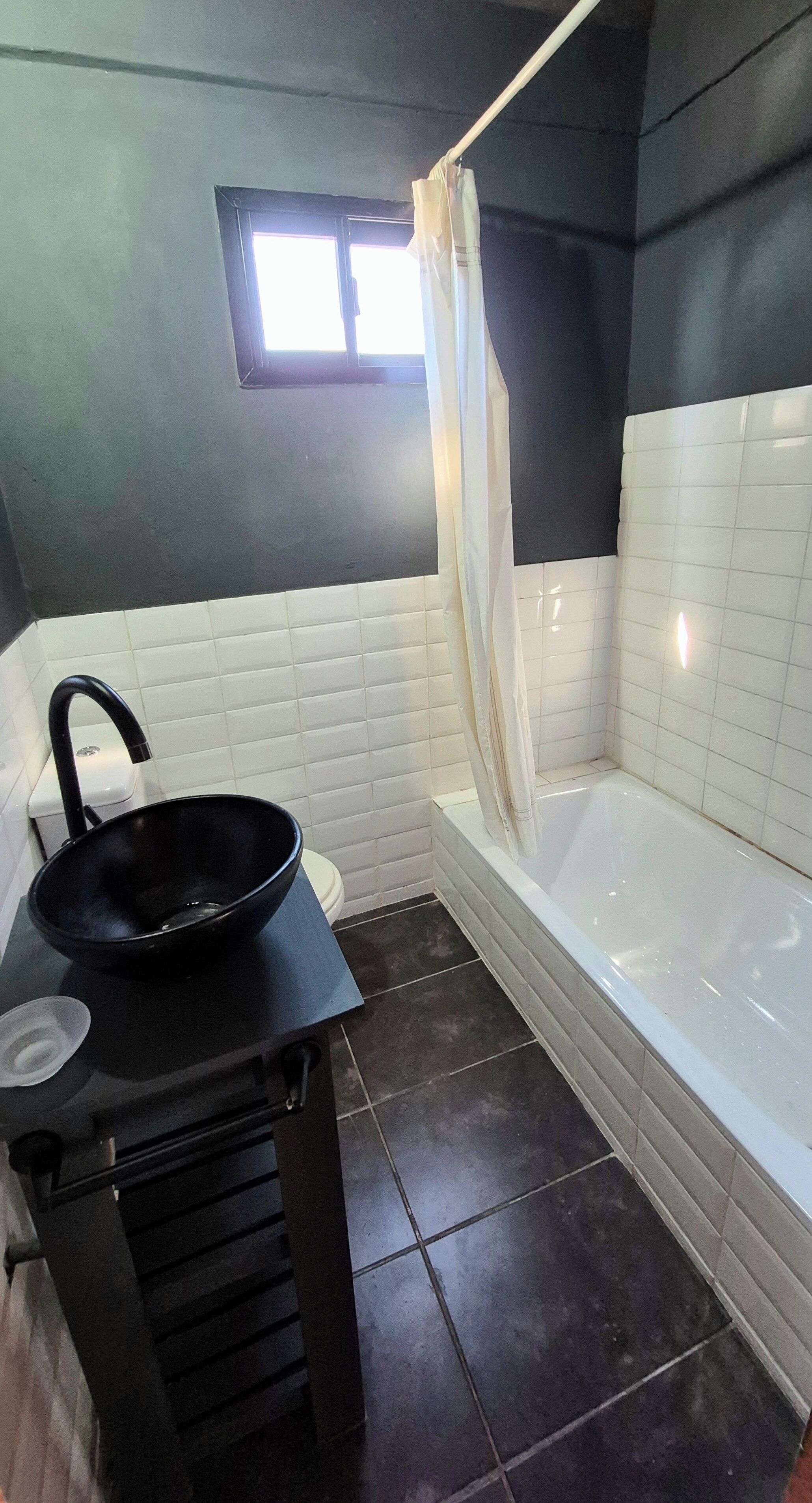 Bidê, toalhas de banho, sabonete, shampoo