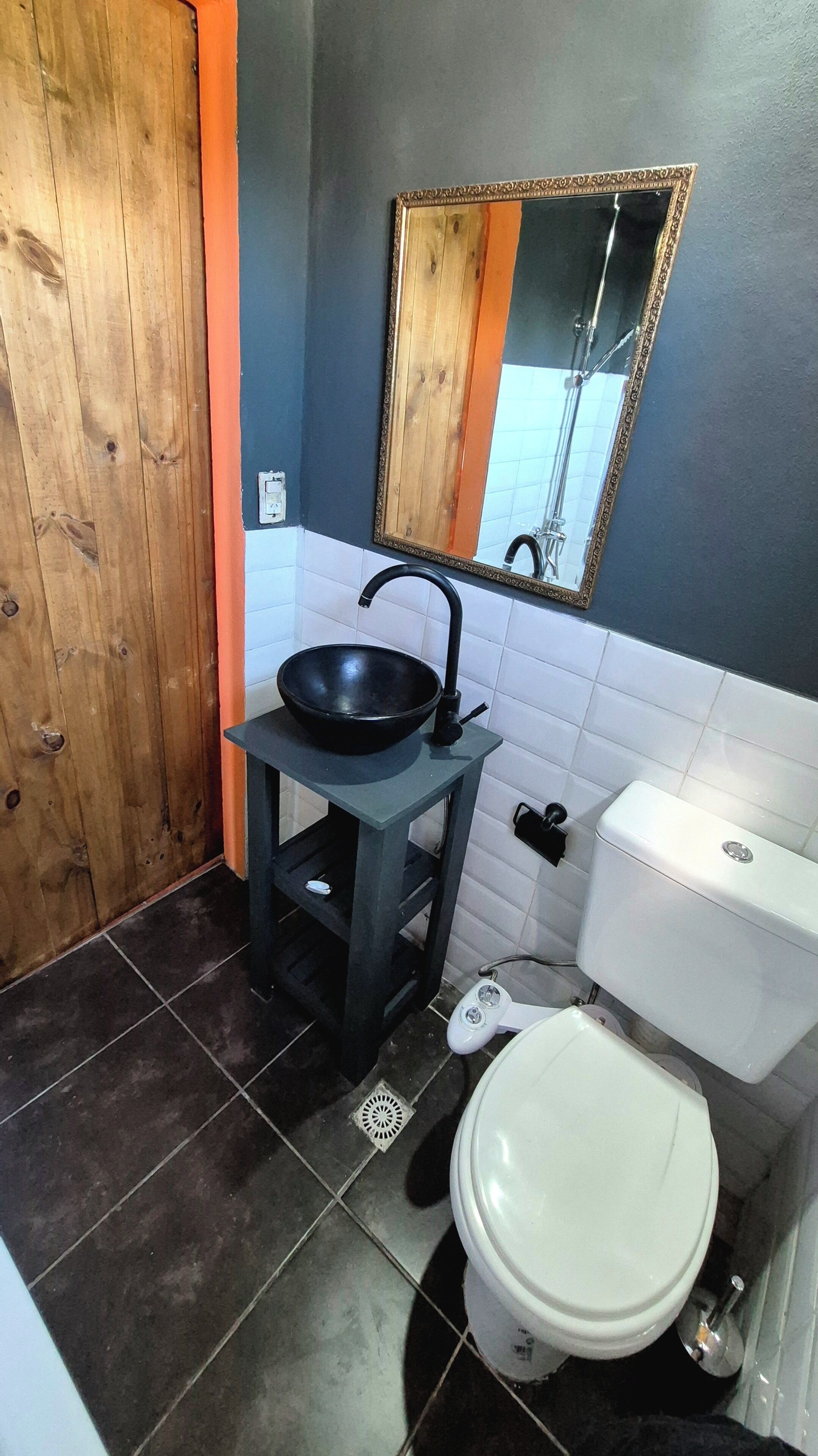 Bidê, toalhas de banho, sabonete, shampoo