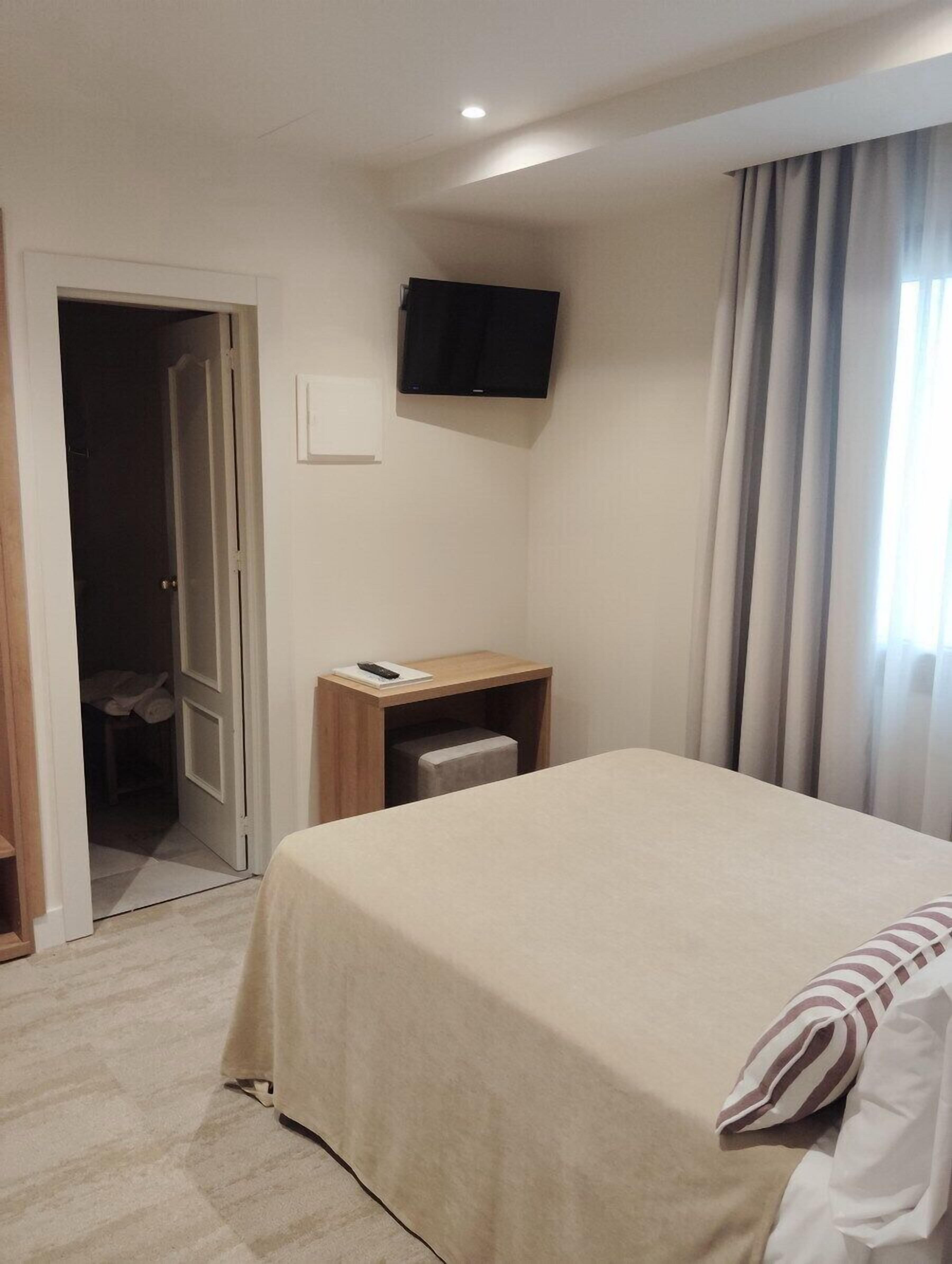 Basic-værelse med dobbeltseng eller 2 enkeltsenge | Skrivebord, arbejdsområde til bærbare computere, gratis Wi-Fi, sengetøj