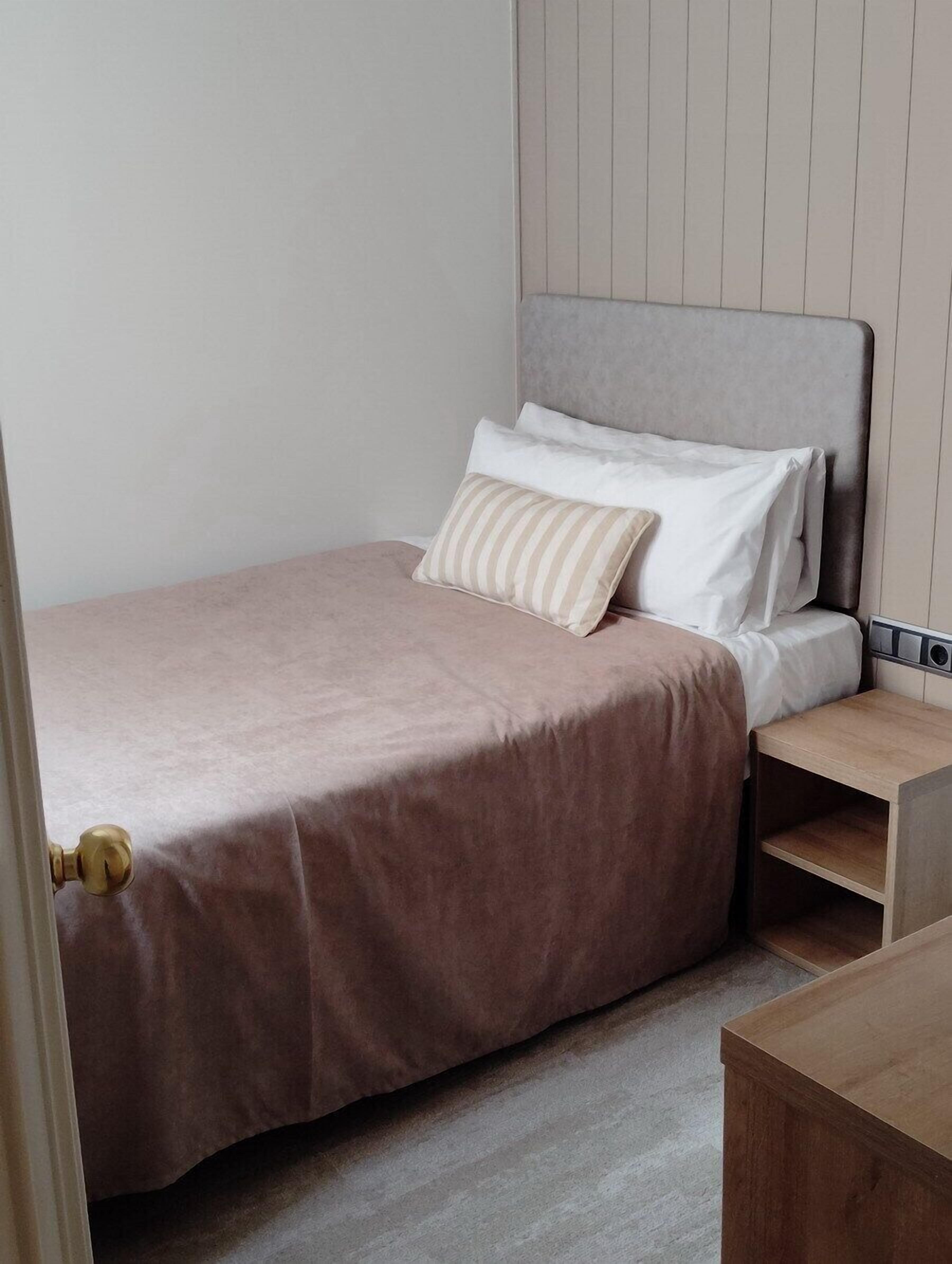 Basic-enkeltværelse | Skrivebord, arbejdsområde til bærbare computere, gratis Wi-Fi, sengetøj