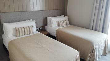 Superior Twin Room, Mountain View | Peralatan tempat tidur premium, meja, ruang kerja komputer riba