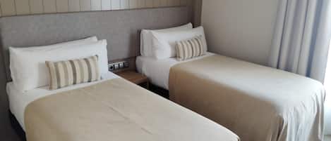 Chambre Supérieure avec lits jumeaux, vue montagne | Literie de qualité supérieure, bureau