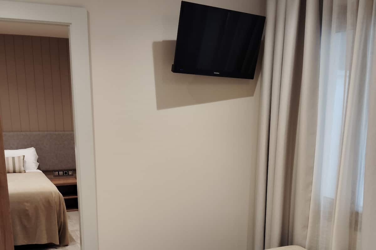 Family Room | Desk, laptop workspace, free WiFi, bed sheets