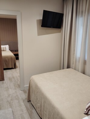 Family Room | Desk, laptop workspace, free WiFi, bed sheets - Hotel Velez (Velez-Rubio)