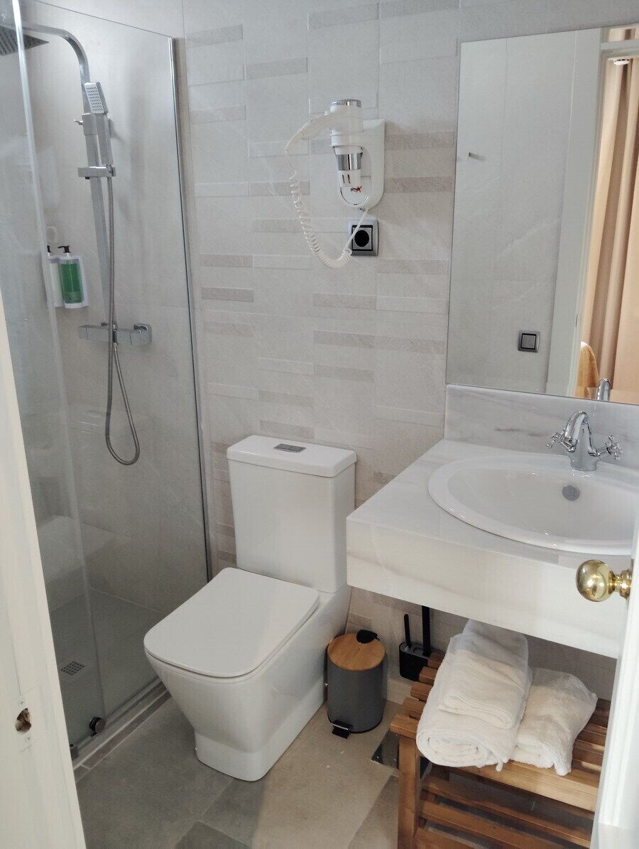 Quarto solteiro básico | Banheiro | Chuveiro, chuveiro com efeito de chuva, secador de cabelo 