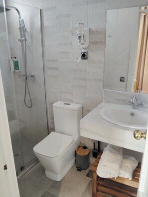 Basic Single Room | Bathroom | Shower, rainfall showerhead, hair dryer, towels - Hotel Velez (Velez Rubio)