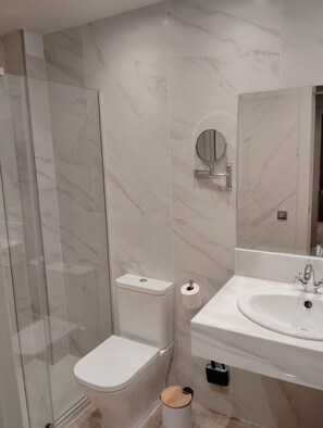 Family Room | Bathroom | Shower, rainfall showerhead, hair dryer, towels - Hotel Velez (Velez Rubio)