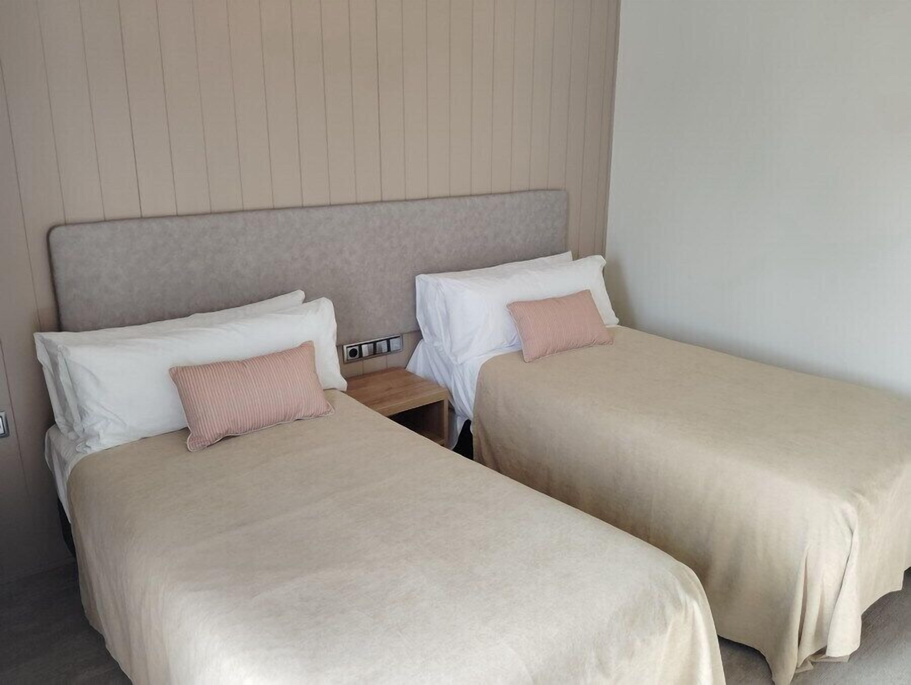 Superior Twin Room | Desk, laptop workspace, free WiFi, bed sheets