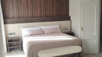 Superior Studio Suite | Desk, laptop workspace, free WiFi, bed sheets