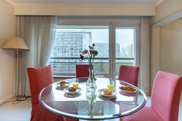 Comfort Apartment, Balcony, Garden View | In-room dining