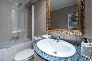 Apartamento Confort, balcón, vistas al jardín | Baño