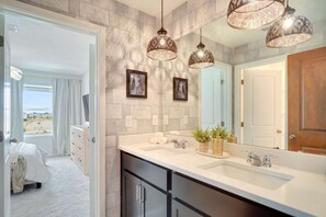 7 habitaciones, tabla de planchar con plancha y cuna de viaje 