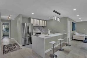 Jääkaappi, mikroaaltouuni, uuni, liesi