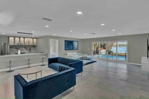 5BR Lakeview Home w/ Pool — 3min to Universal