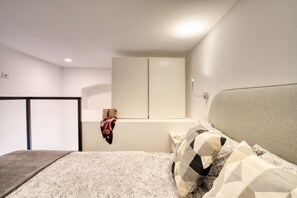 2 habitaciones y tabla de planchar con plancha 
