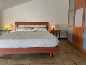 Tabla de planchar con plancha y ropa de cama