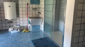 Ein Badezimmer mit Dusche, Waschbecken und Toilette.