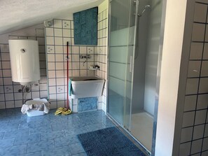 Ducha, secador de pelo, bidé y toallas