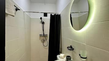 Secador de cabelo, bidê, toalhas de banho, sabonete