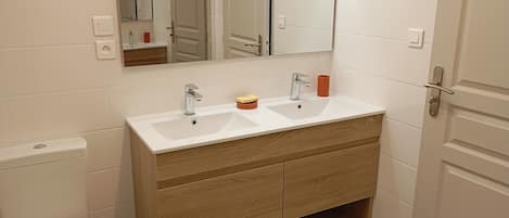 Dusche, Haartrockner, Handtücher, Toilettenpapier