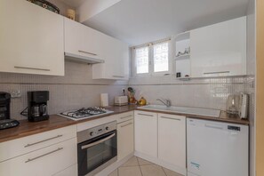 Fridge, microwave, oven, stovetop - Apartment 'À Ria-sirach' with Mountain View, Shared Terrace and Wi-Fi (Ria-Sirach)
