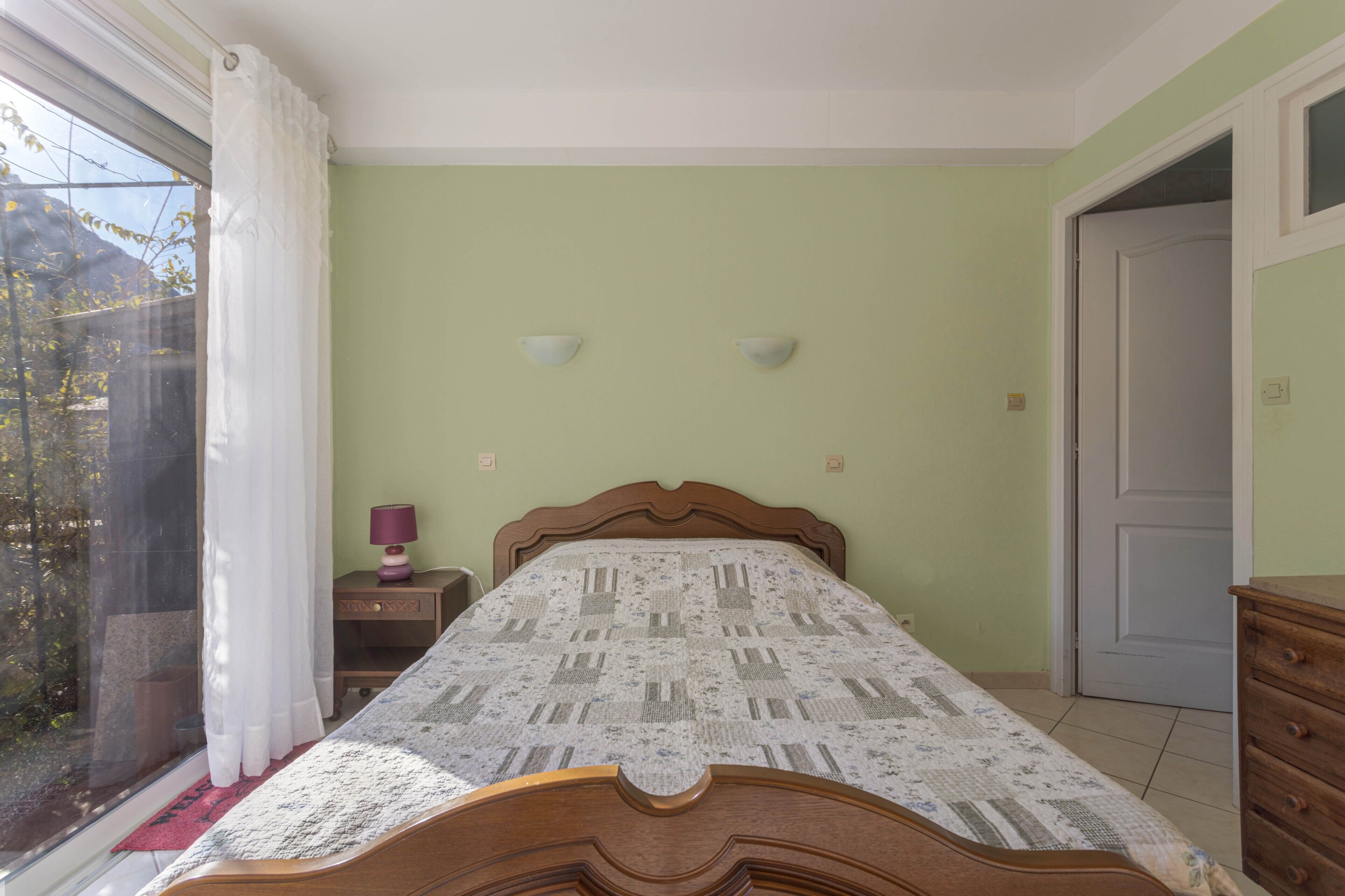 Een bureau, een strijkplank/strijkijzer, wifi, beddengoed