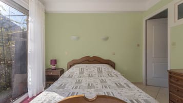 Een bureau, een strijkplank/strijkijzer, wifi, beddengoed