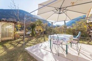 Outdoor dining - Apartment 'À Ria-sirach' with Mountain View, Shared Terrace and Wi-Fi (Ria-Sirach)