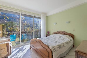 Desk, iron/ironing board, WiFi, bed sheets - Apartment 'À Ria-sirach' with Mountain View, Shared Terrace and Wi-Fi (Ria-Sirach)