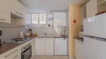 Frigorífico, microondas, horno y placa de cocina