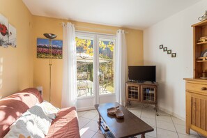 TV - Apartment 'À Ria-sirach' with Mountain View, Shared Terrace and Wi-Fi (Ria-Sirach)