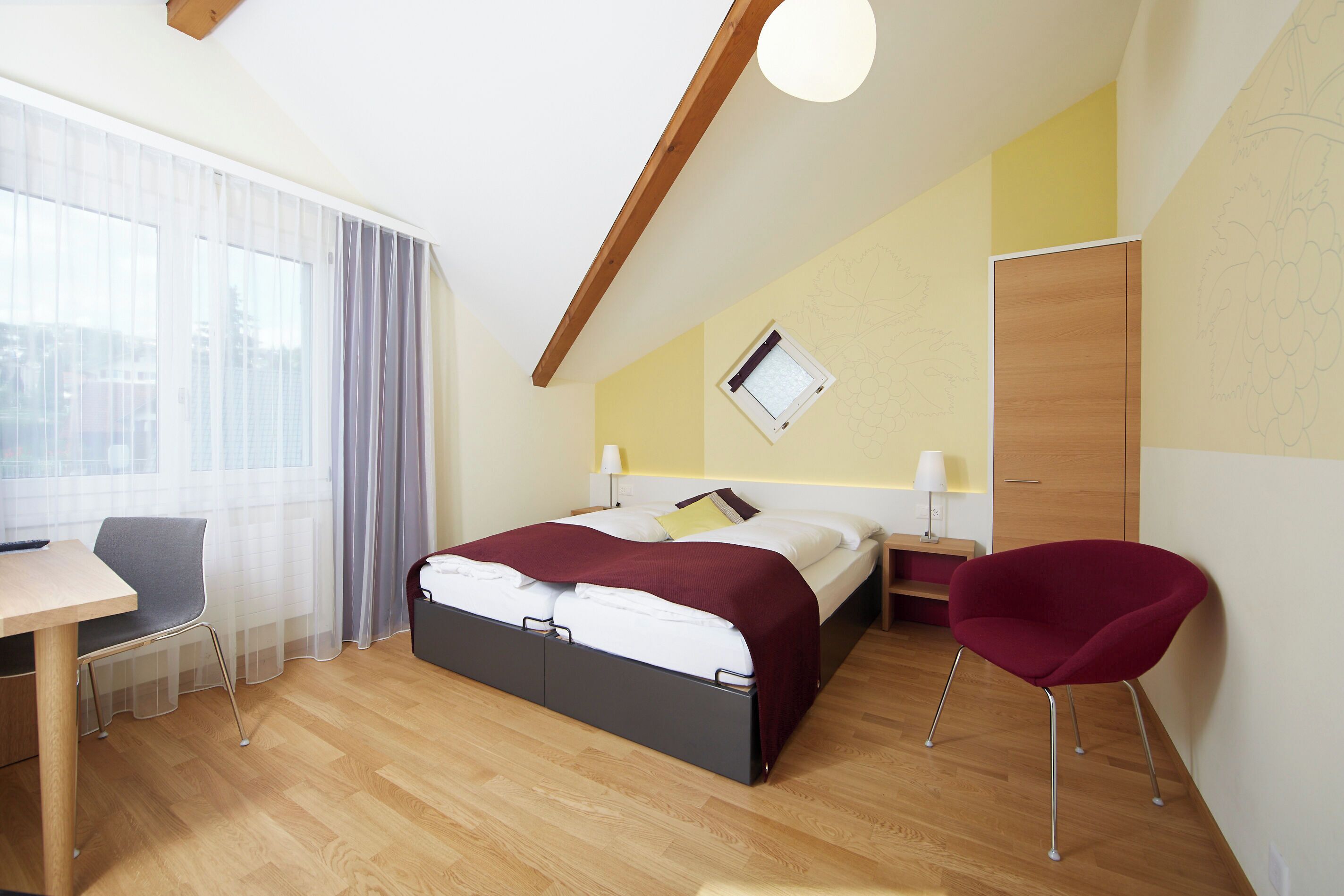 Comfort-værelse til 3 personer | Individuelt design, individuel indretning, skrivebord