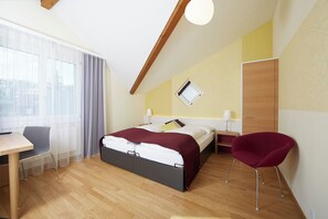 Habitación triple Confort | Decoración personalizada, muebles diferentes y escritorio