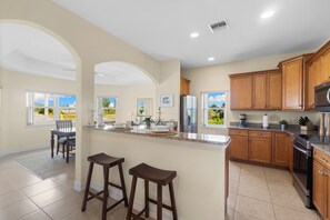 Fridge, microwave, oven, stovetop - Seaside Villa Golfers Delight South facing, quiet location, privacy, heated pool (Cape Coral)